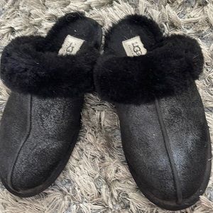 Ugg slippers sz6 black